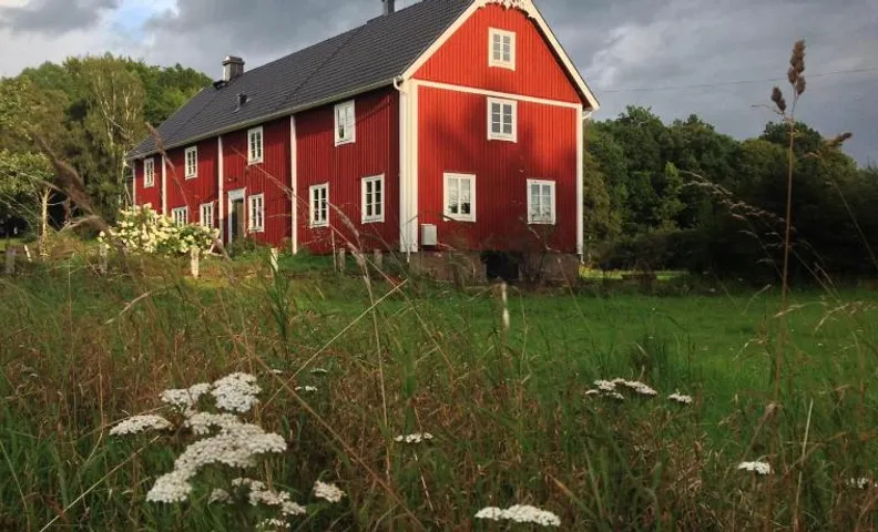 La Maison Rouge de Slätten Bed and Breakfast