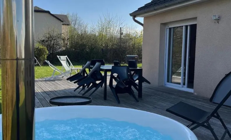 House with Outdoor Jacuzzi