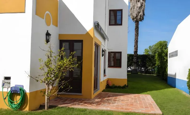 Vivenda com jardim e piscina
