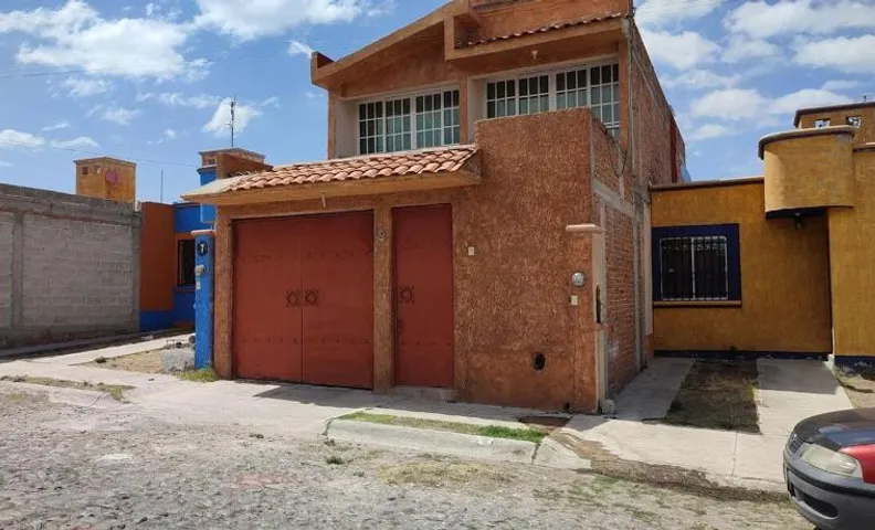 Casa amplia con 4 recamaras y 3 baños completos