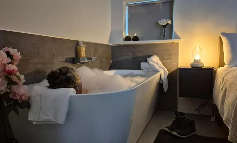 Dalerheugte Drenthe B&B Wellness 6 met romantisch bad en ontbijt à la carte op de kamer