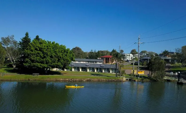 Hibiscus Lakeside Motel