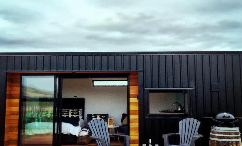 Romantic vineyard getaway on Wine Estate, with wine tasting, hot tub and amazing views