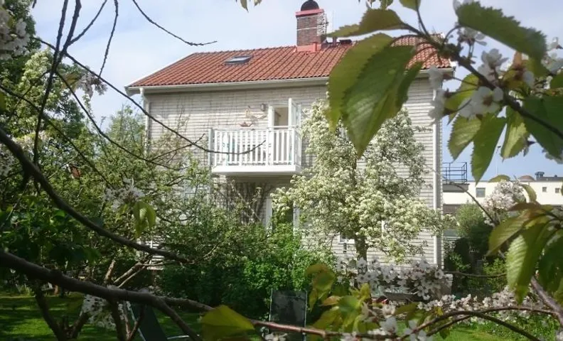 Ljust boende, egen ingång och trädgård i centrum