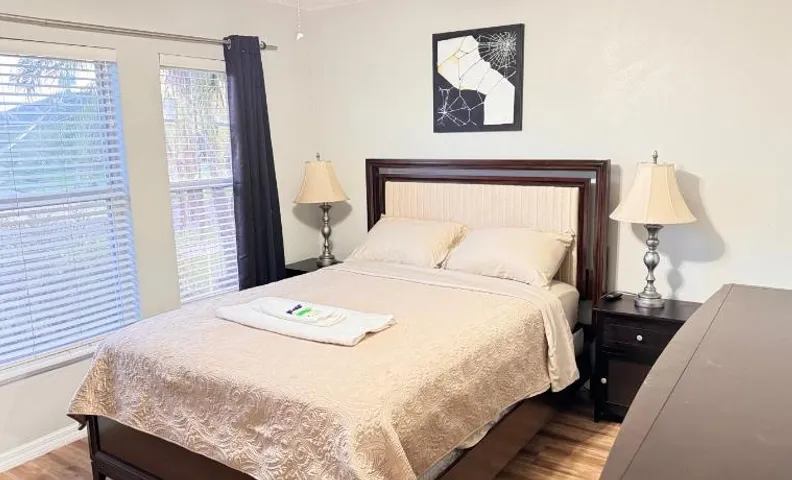 Near Disney cozy quiet place, up to 2 rooms with queen bed up to 4 people