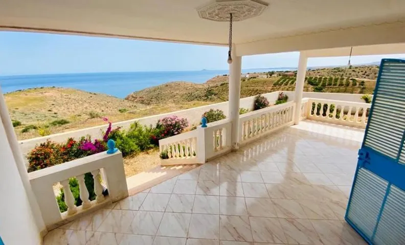 Villa en el campo sobre el mar