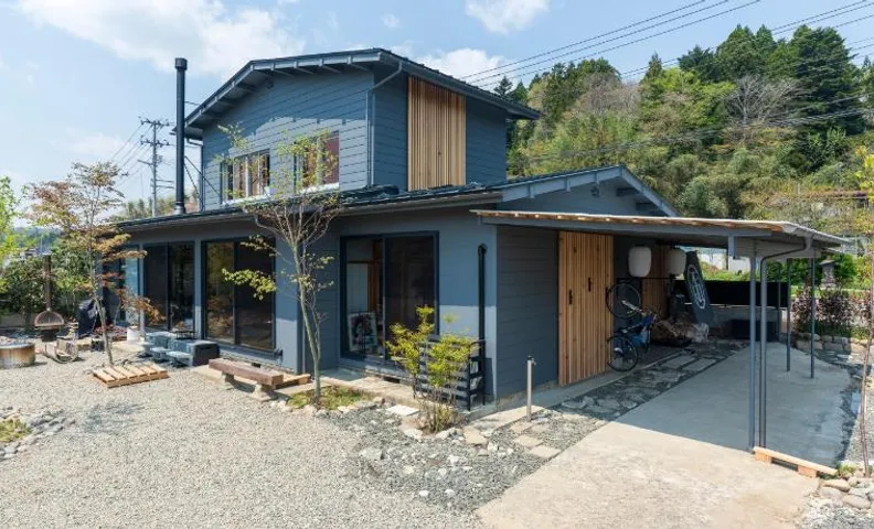 焚き火とサウナと田んぼの古民家一軒宿アゼミチタベネル