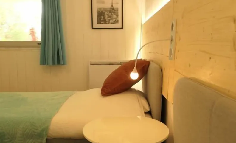Family apartment by the Marne River – Pool, garden & free parking near Disneyland
