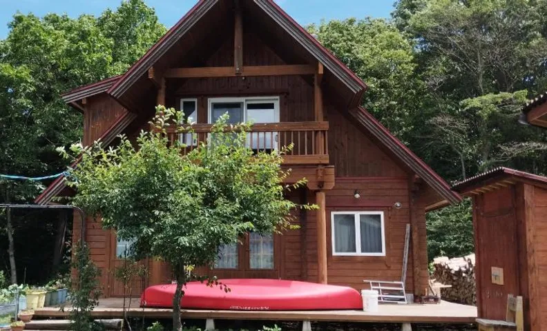 Siodomi Marinki shared wood lodge, pets allowed for a fee