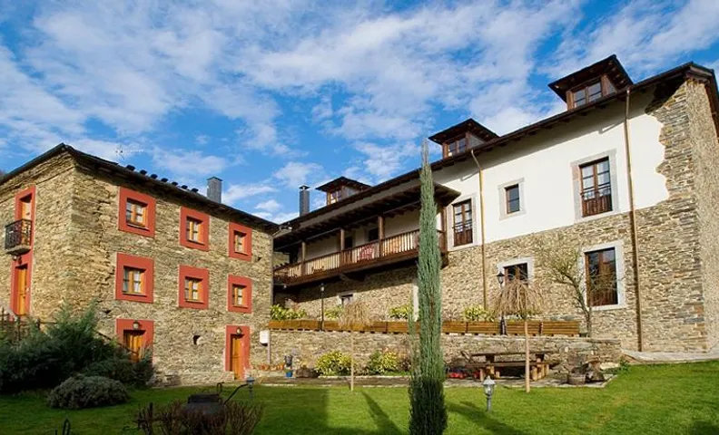 Hotel y apartamentos rurales L'Anceo