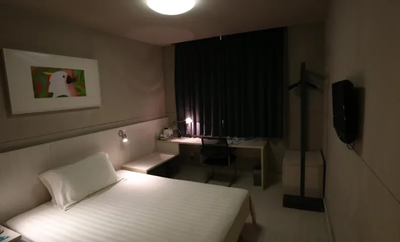 진장 인 화이난 레일웨이 스테이션 순겅 중 로드