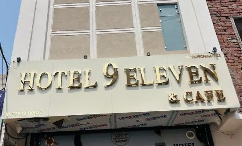 Hotel 9 Eleven & Cafe