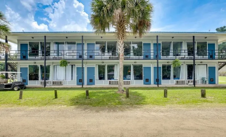 Bells Marina & Fishing Resort - Santee Lake Marion by I95 - Family Adventure, Pets on Request!