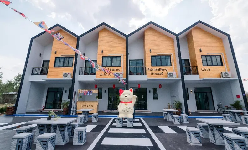 Phanomrung Hostel & Linn Chan Cafe