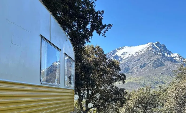 Séjour insolite en Caravane Vintage - Accès piscine et vue montagne - Domaine l'Aghja Vallica