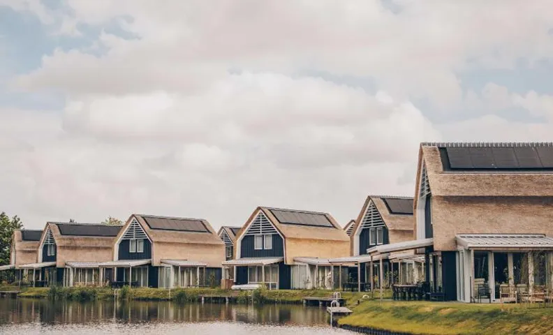 Luxury Waterfront Villa in Heeg for 6 Guests with Private Dock & Direct Access to the Heegermeer