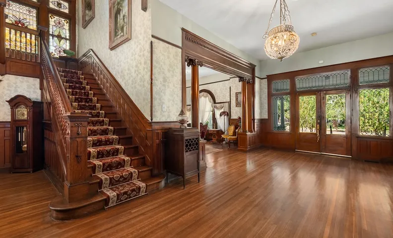 Ross Mansion Bed & Breakfast and Events