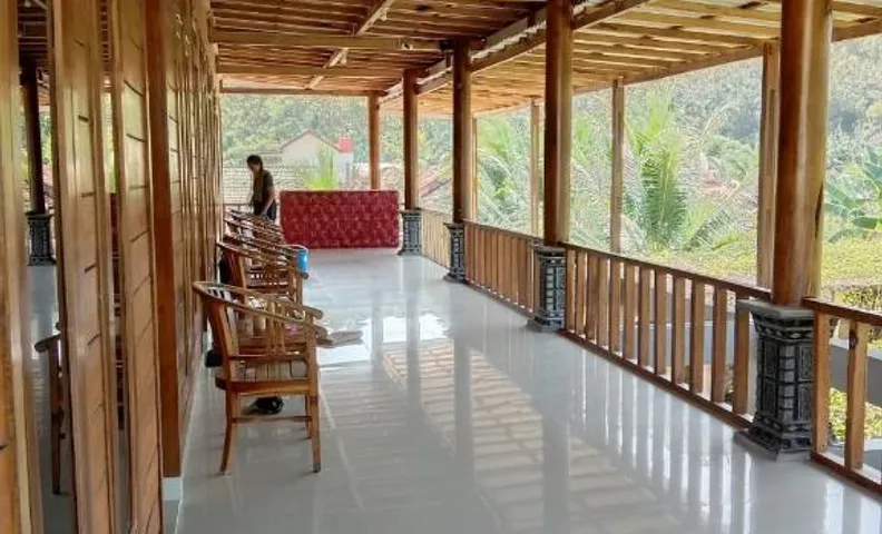 ARRYS (Watukarung Surf Camp)