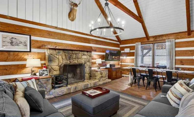 Waterfront cabin w fireplace,hot tub & BBQ grill