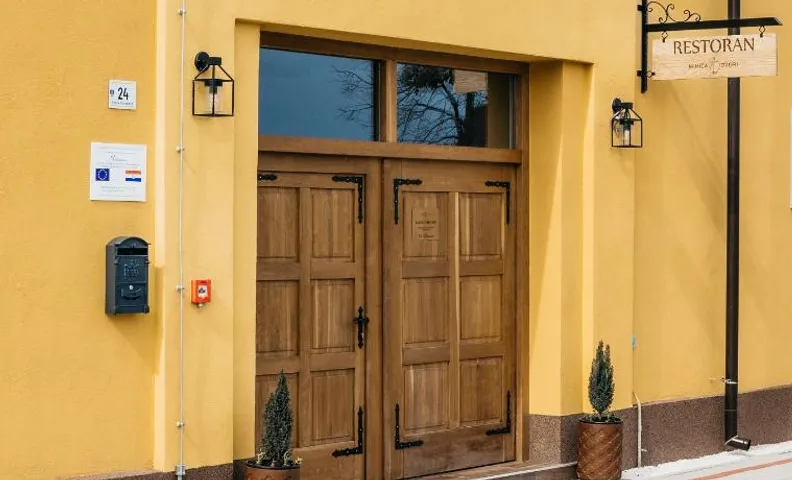 Pansion Mihića dvori