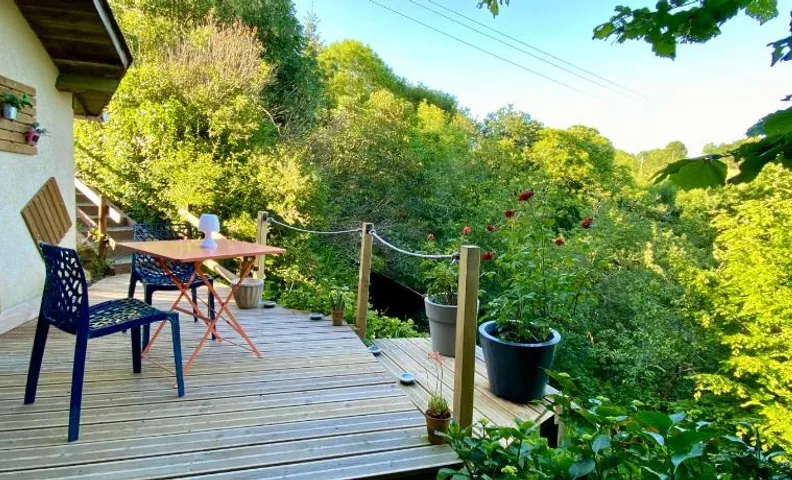 la chambre d hotes de marie indépendante et sa terrasse avec vue panoramique proche alpes mancelles
