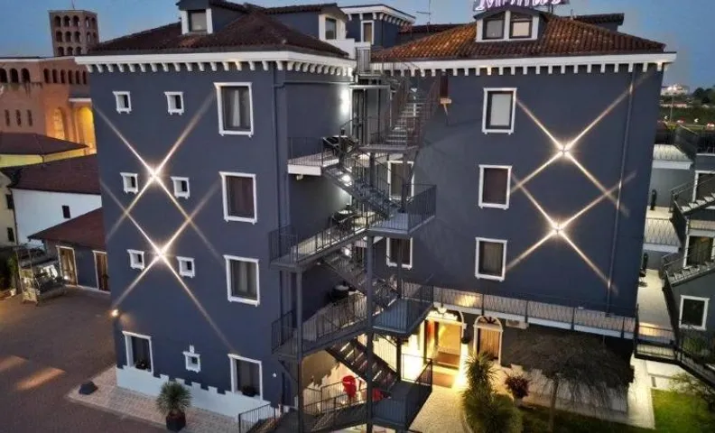 Momi's Hotel