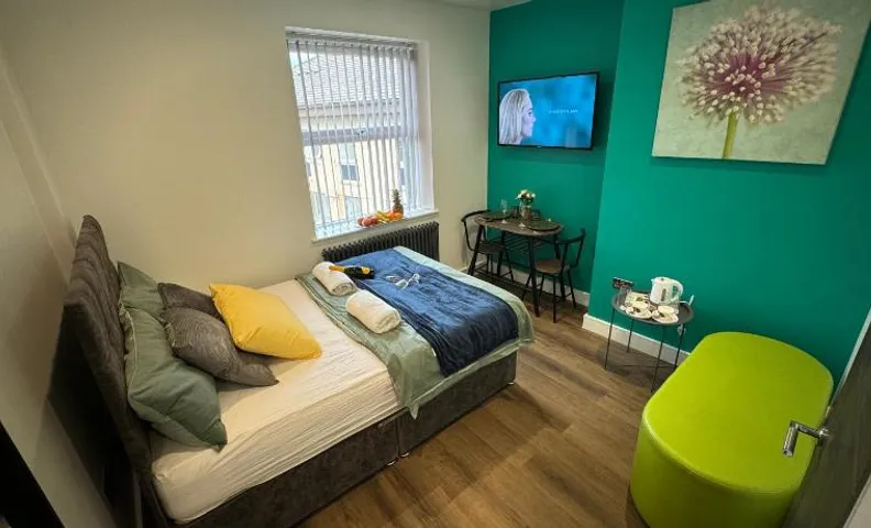 Luxury 6-Bed House - 6 En Suite- Jaquzzi Baths - Private Parking - Suitable for contractors