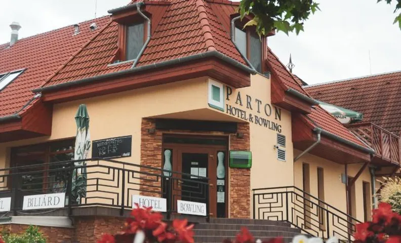 Parton Hotel & Bowling