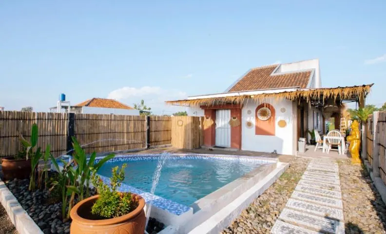 Villa New D'Bamboo by Plesirhatiyogja