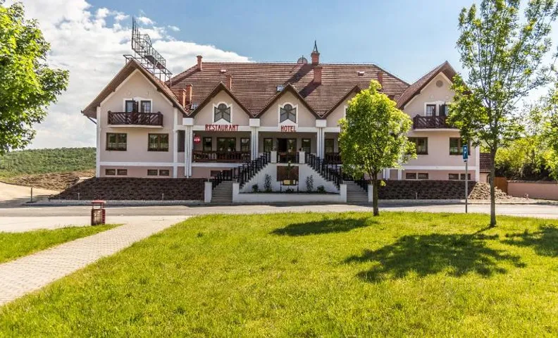 M1 Szekér Csárda Hotel és Étterem