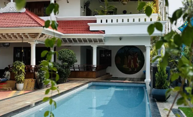 Parudeesa - Luxurious Palace look with pool-Near CBD - Kerala - India with Breakfast