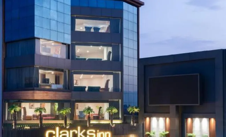 Clarks Inn, Basti