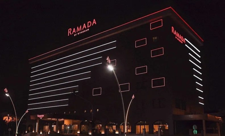 라마다 바이 윈덤 우사크