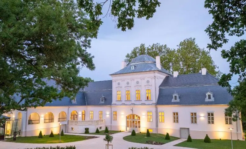 Geszt, Tisza-kastély, Arany János Vendégház és Étterem