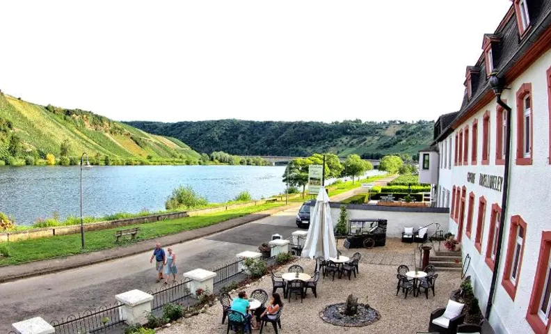 Hotel- Weingut- Moselloreley
