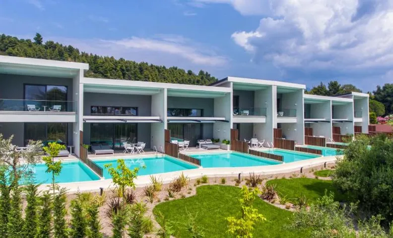 Lagomandra Luxury Suites with Private Pools