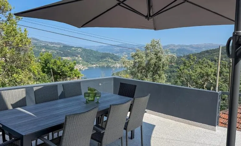 House overlooking the Douro-Casa das Almas