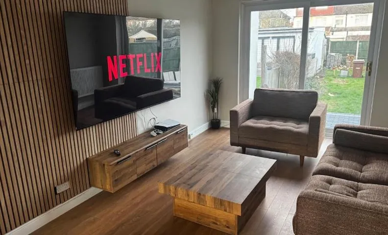 Modern 3-Bedroom House with Private Parking