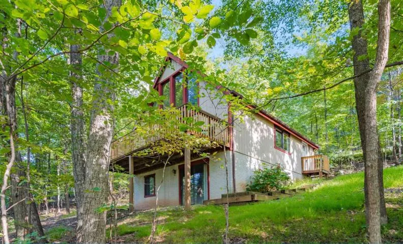 Forest 2BR chalet w hot tub & backyard