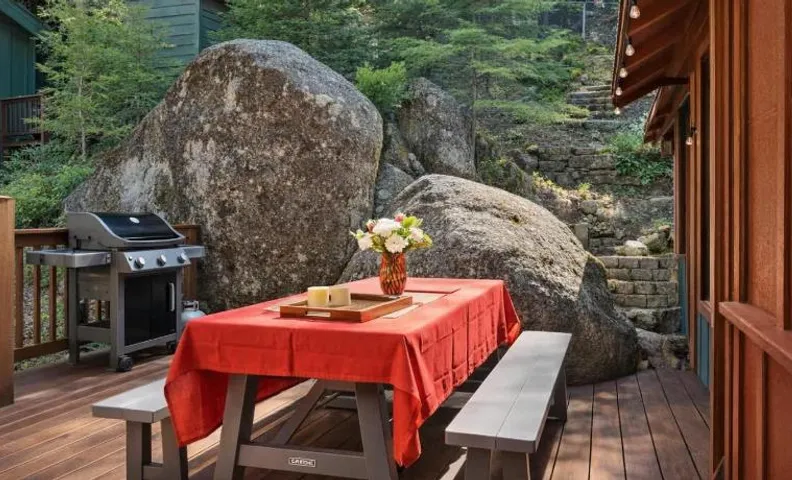 Lewis Creek cabin near Yosemite king beds