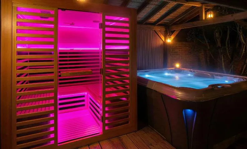 Modern Detached Home with Hot Tub & Infrared Sauna