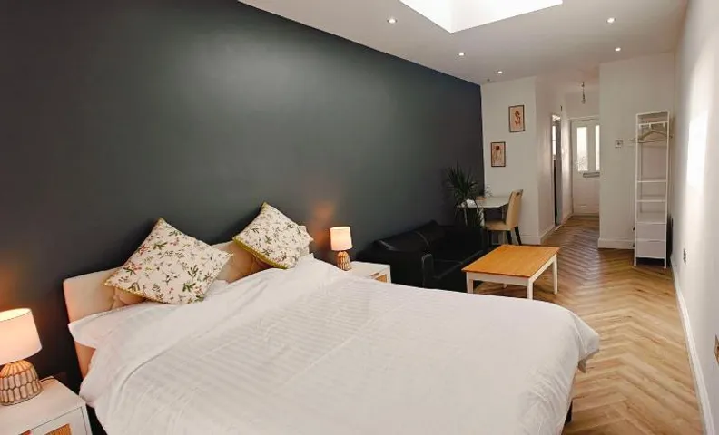 Cosy Large Family Room with shower room