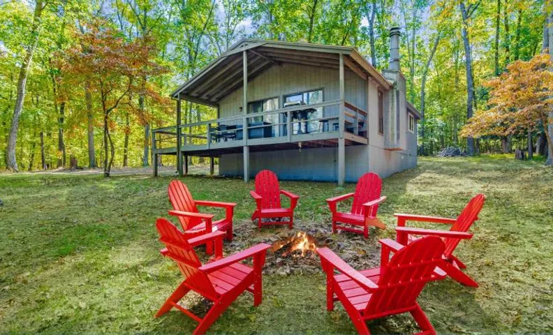 Spacious w Hot Tub, Fire Pit, Deck, Grill and WiFi