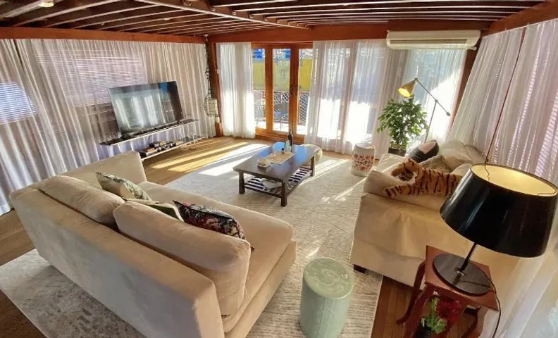 The Oak & Anchor - Hong Kong Houseboat