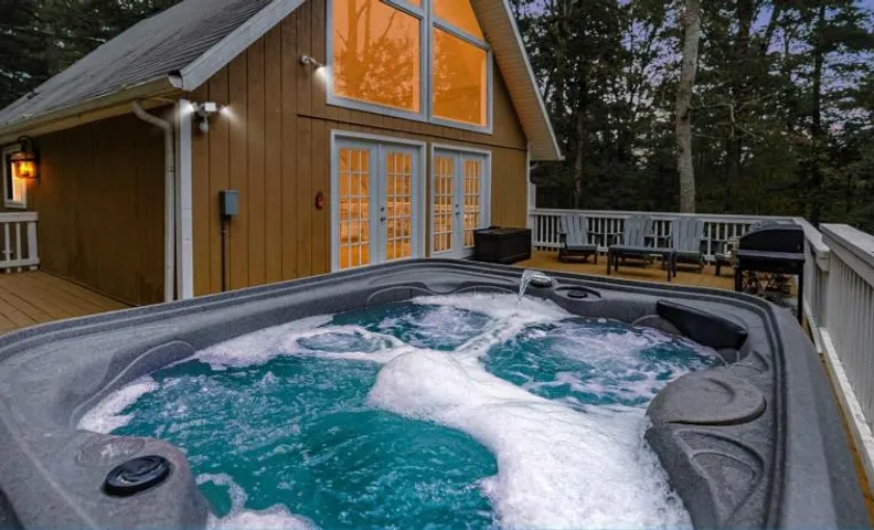 Hot Tub, Fire Pit, Deck, Grill, WiFi, Dog-Friendly