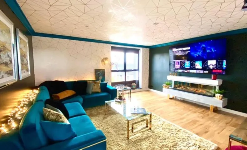 Ensuite Cosy Cinema Bedroom & Balcony