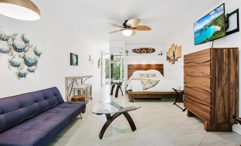 Kona Islander Inn - Prime Downtown Location with Hot Tub, Pool & Beach