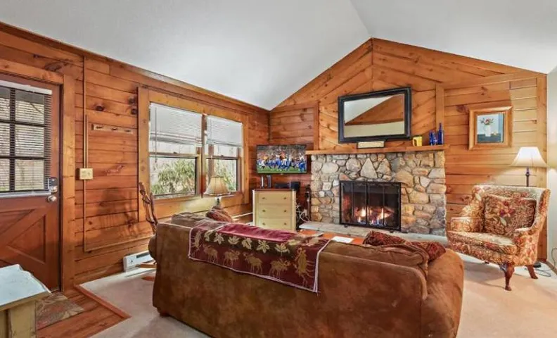 Classic Log Cabin with Fireplace on Quiet River
