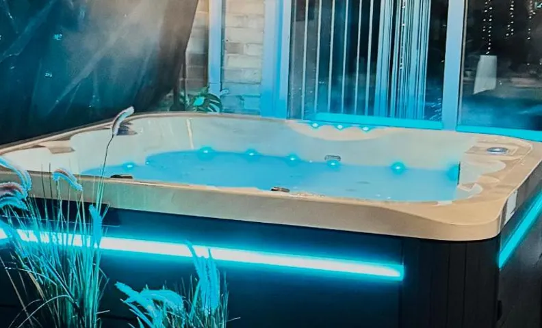 Luxury Spa Retreat with HotTub, Sauna and Massage Chair