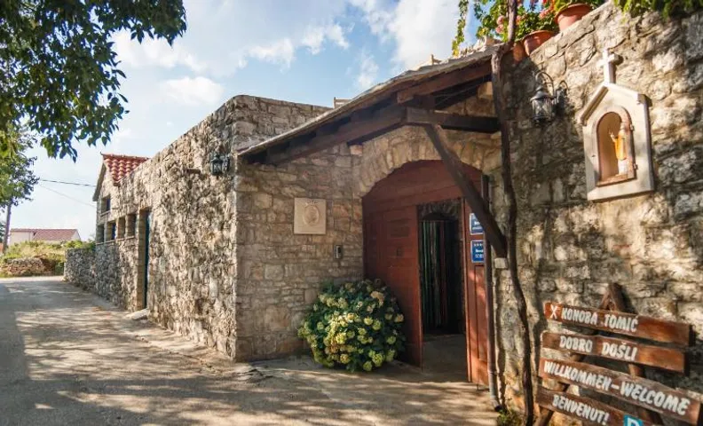 Apartments & Rooms Konoba Tomic
